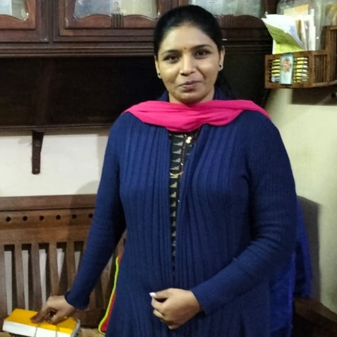 “कवि और कविता” श्रृंखला में डॉ. प्रेरणा उबाळे की एक कविता ‘इमारतें बन जाती हैं, घर नहीं बनते’ …