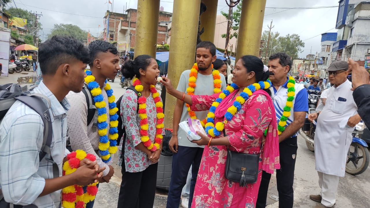 राष्ट्रीय कॉम्बैट कुश्ती प्रतियोगिता के लिए गुमला के स्पोर्टस एकादमी के खिलाड़ी गोरखपुर रवाना